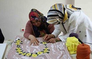 Kadınlar öğrenirken çocukları da eğleniyor