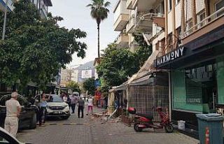 Kafeteryanın üzerinde bulunan binanın balkonu çöktü