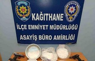 Kağıthane’de uyuşturucu satan iki şüpheli yakalandı