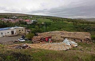 Kahramanmaraş’ta hortum ağaçları yerinden söktü,...