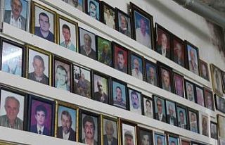 Kahvehanenin vefat eden müşterilerinin anısı duvarda...