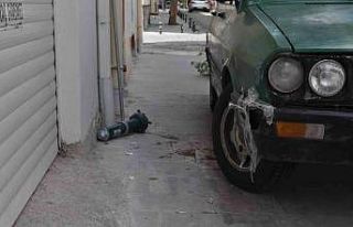 Kaldırıma park yapmak için demir dubayı kırdılar