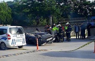 Kaldırımdaki ağaca çarpıp takla atan otomobilin...