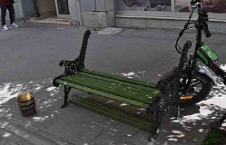 Kaldırımdaki banklar vandalların hedefi oldu