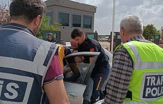 Kalp krizi geçiren sürücüye polislerden hayat...