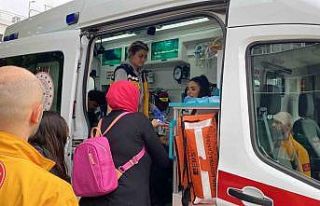 Kamyonet ile çarpışan otomobilde 3 kişi yaralandı