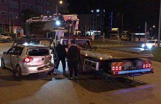 Kamyonet kavşakta otomobille çarpıştı: 3 yaralı