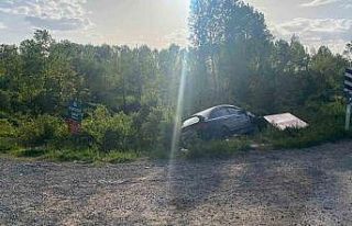 Kamyoneti sollamak isterken yol kenarındaki toprak...