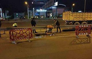 Kanalizasyondan kaynaklanan su birikintisi asfaltı...