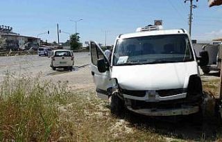 Kapalı kasa kamyonet ticari araçla kafa kafaya çarpıştı:...