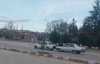 Kaputa oturup öndeki otomobili ittiler