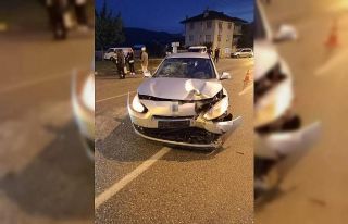 Karabük’te minibüs ile otomobil çarpıştı:...