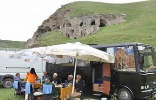 Karavanıyla hem turistleri gezdiriyor