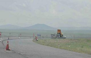 Kars-Arpaçay arasında yol çalışmaları devam...