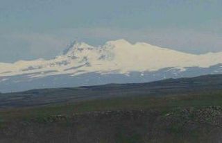 Kars’ta dağların zirvesi beyaza büründü