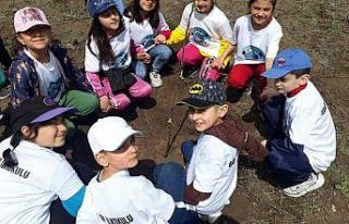 Kars’ta öğrencilerden anlamlı fidan dikimi
