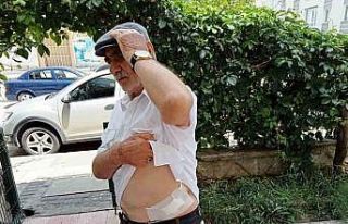 Kartını vermeye gelen komşusunu bıçakla yaraladı