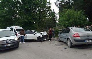 Kavşakta kafa kafaya çarpıştılar: 4 yaralı