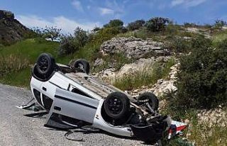 Kayaya çarpan otomobil devrilip ters döndü: 1 yaralı