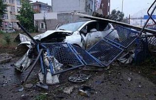 Kayganlaşan yolda kontrolden çıkan otomobil bariyere...