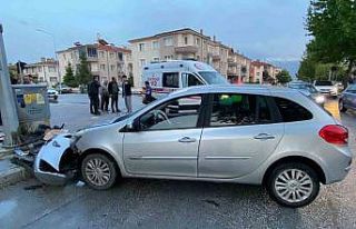 Kayganlaşan yolda kontrolden çıkan otomobil direğe...