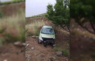 Kayganlaşan yolda kontrolden çıkan otomobil tarlaya...