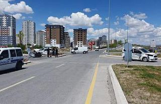 Kaza yapan otomobil refüje uçtu: 3 yaralı