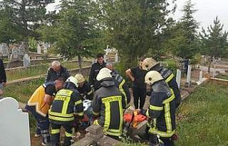 Kazada araçta sıkışan sürücü itfaiye ekipleri...