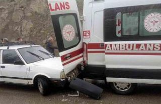 Kazaya müdahale eden ambulansa otomobil çarptı
