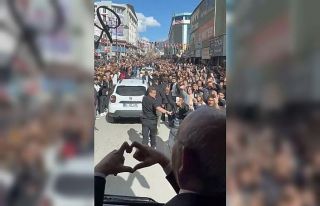 Kılıçdaroğlu’nun seçim otobüsünden vatandaşa...