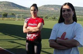 Kilisli atlet, futbol sahasında antrenman yaparak...