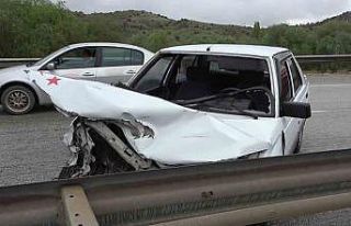 Kırıkkale’de otomobil bariyerlere çarptı: 4...