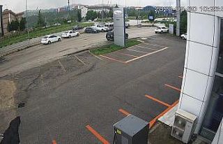 Kırmızı ışıkta bekleyen otomobile böyle çarptı