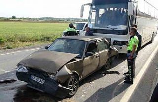 Kırmızı ışıkta bekleyen otomobillere, personel...