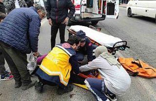 Kırmızı ışıkta geçmeye çalışan kadına otomobil...