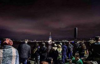 Kız Kulesi ışık gösterileriyle yeniden İstanbullularla...