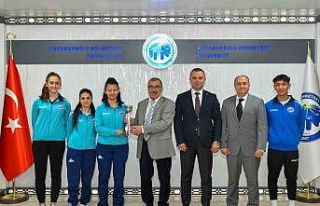 KMÜ, badminton takımı kupa ile döndü