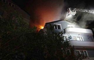 Kocaeli’de 4 katlı apartmanın çatısını alevler...