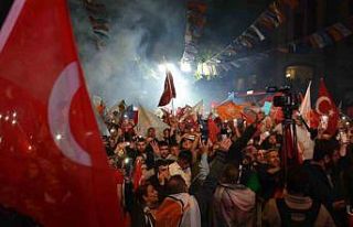 Kocaeli’de seçim kutlaması: Vatandaşlar sokağa...