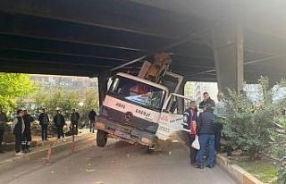 Konteynır yüklü tır köprü altına sıkıştı