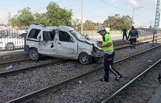 Kontrolden çıkan araç tramvay yoluna girdi: 3 yaralı