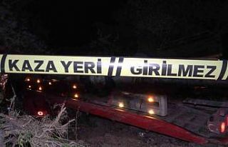 Kontrolden çıkan çekici şarampole devrilip hurdaya...