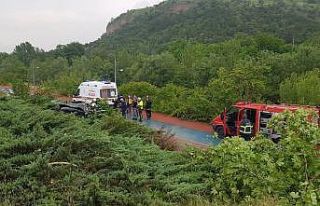 Kontrolden çıkan cip bariyeri kırıp bisiklet yoluna...