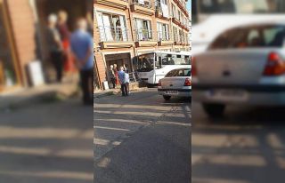 Kontrolden çıkan halk otobüsü duvara çarptı:...