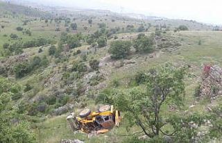 Kontrolden çıkan iş makinesi uçuruma devrildi