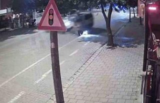 Kontrolden çıkan kamyonet, motosiklete çarptı:...