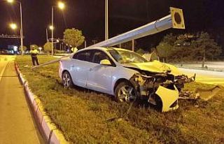 Kontrolden çıkan otomobil aydınlatma direğini...