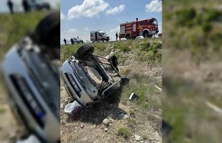 Kontrolden çıkan otomobil boş araziye uçtu: 2...