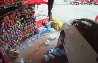 Kontrolden çıkan otomobil markete daldı