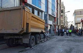 Kontrollü yıkılan minare kamyon ve iş yerlerine...